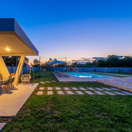 S&I Peaceful Holiday Home With Pool & Jacuzzi Galovac  Exterior photo