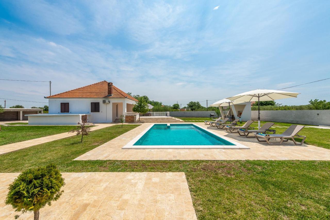 S&I Peaceful Holiday Home With Pool & Jacuzzi Galovac  Exterior photo