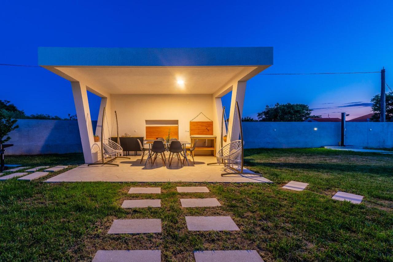 S&I Peaceful Holiday Home With Pool & Jacuzzi Galovac  Exterior photo
