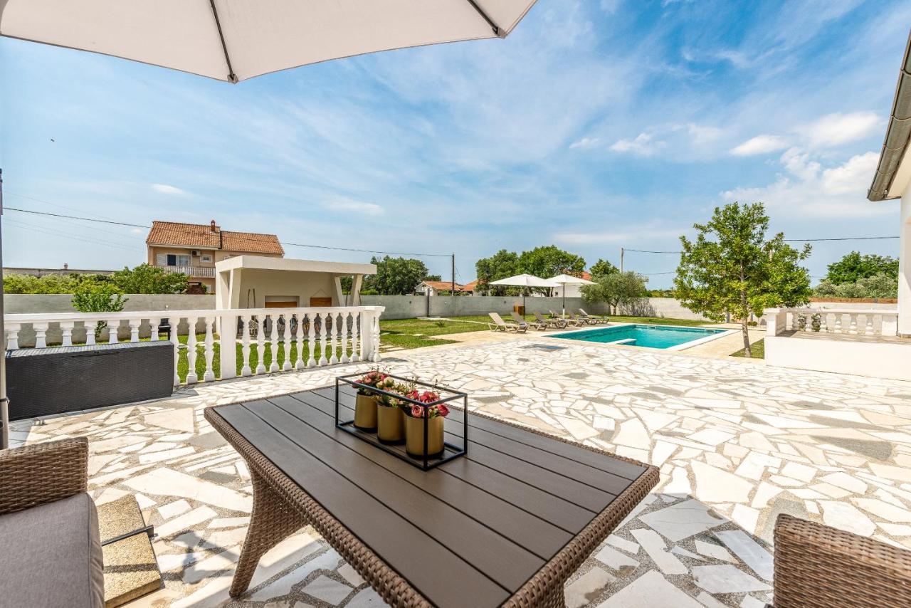 S&I Peaceful Holiday Home With Pool & Jacuzzi Galovac  Exterior photo